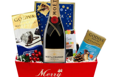 Festive Christmas Wine Baskets: Perfect Holiday Gifts"